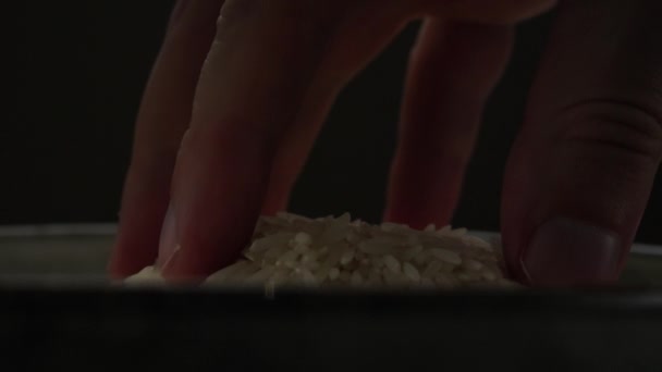 Przycięte Ujęcie Bliska Męskiej Dłoni Biorącej Surowy Długoziarnisty Biały Ryż — Wideo stockowe