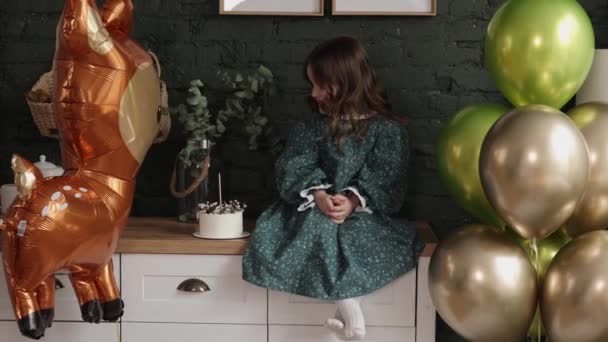 Kindergeburtstag Entzückend Glückliches Kleines Mädchen Festlichem Stilvollem Kleid Sitzt Auf — Stockvideo