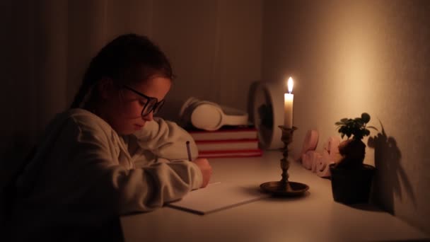 Liseli Kız Mum Işığını Evde Elektrik Olmadan Karanlıkta Yazmak Okumak — Stok video