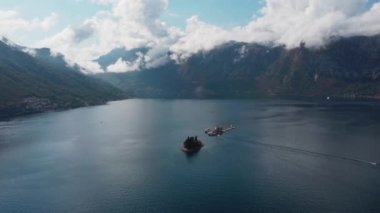 Perast, Adriyatik Denizi, Karadağ 'daki Kotor körfezindeki Our Lady of the Rocks veya Gospa od Skrpjela ve Katolik manastırı Aziz George' un hava manzarası. Ağır çekim. Turizm merkezi.