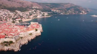 Hırvatistan 'ın Dubrovnik eski tarihi kenti ve Adriyatik denizinin çatılarının havadan görünüşü. UNESCO Dünya Mirası sitesi, ünlü turistik mekan. Tatil ve macera.