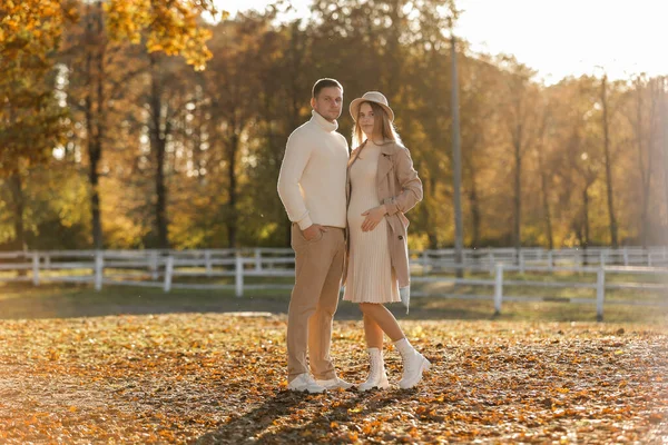 Jovens Amantes Casais Elegantes Estão Abraçando Parque Outono Lindo Momento — Fotografia de Stock