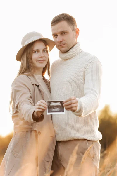 Unrecognised Pregnant Woman Her Husband Holding Ultrasound Scan Photo Unborn — Fotografie, imagine de stoc