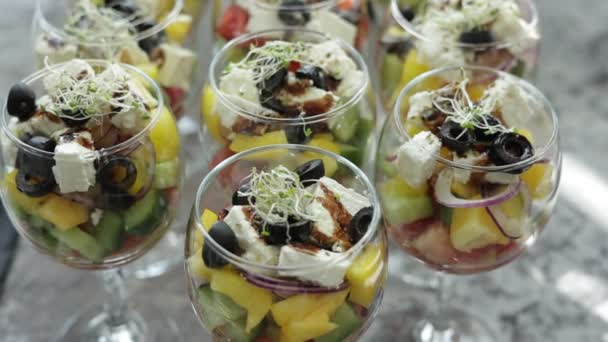 Festlicher Buffettisch Mit Frischem Salat Mit Schwarzer Olive Feta Käse — Stockvideo