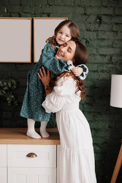 Dia Mãe Sensível Jovem Mãe Abraça Sua Pequena Filha Adorável — Fotografia de Stock