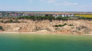 Ukrayna 'nın Odessa yakınlarındaki Karadeniz kıyısının insansız hava aracı görüntüsü. Deniz kıyısında heyelan bölgesi olan bir yer. Harabe sahil, sahil, tehlike noktası, deprem. Kamera yana hareket ediyor