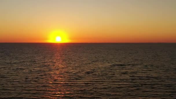 空中观察无人机在海面上空飞行 海面上有日落或日出的橙色反光 热带风景在早上 放松点自然和暑假的概念 — 图库视频影像