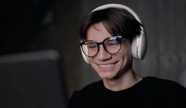 Junger Gamer Brille Mit Spiegelung Des Bildschirms Und Kopfhörer Der — Stockfoto