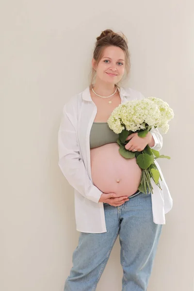 Zdrowa Ciąża Widok Boku Kobieta Ciąży Dużym Brzuchem Zaawansowane Ciąży — Zdjęcie stockowe