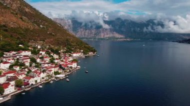 Karadağ 'da Kotor Körfezi, Boka Kotorska ve Kotor kıyı kasabası, Cattaro' nun insansız hava aracı manzarası. Karadağ 'ın ünlü tatil beldesi. Adriyatik fiyordu engebeli dağlarla çevrili.