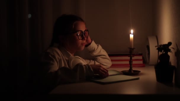 Gözlüklü Kız Evde Çalışıyor Karanlıkta Elektriksiz Ders Çalışıyor Elektrik Kesintisi — Stok video