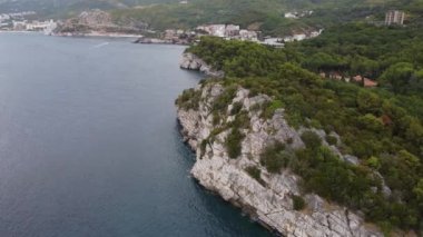 Uçurumun üzerinden, King 's Beach, yeşil parklı Milocer Beach ve Adriyatik Denizi' ndeki Sveti Stefan, Saint Stephen adası. Dağ zincirinin eteğinde yer alıyor. Popüler turizm merkezi.