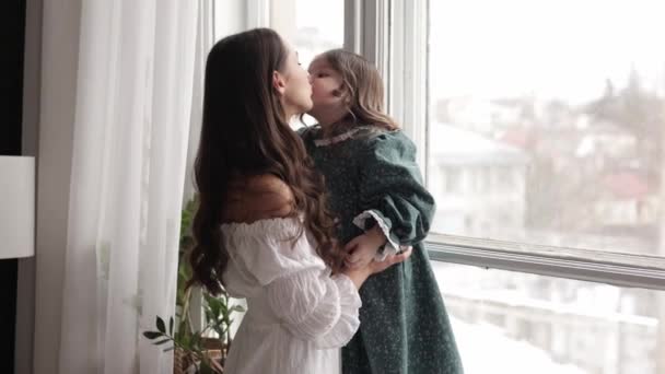 어머니 날이요 아름다운 엄마와 귀여운 집에서 파노라마 창문을 서로를바라보면서 수있는 — 비디오