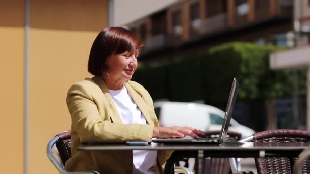 Elegancka Bizneswoman Średnim Wieku Siedzi Pracuje Pisząc Laptopie Kawiarni Świeżym — Wideo stockowe