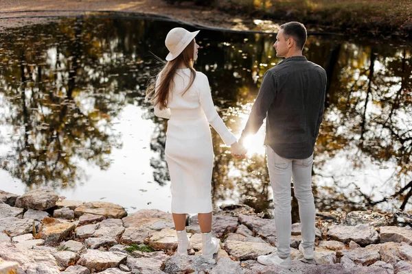 Rear View Stylish Young Couple Love Holding Hands Pond Autumn — Stock Photo, Image