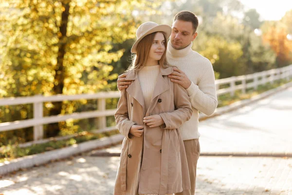 Young Stylish Couple Lovers Hugging Autumn Park Lovely Romantic Moment — Stock Photo, Image