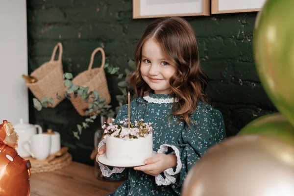Чарівна Маленька Дівчинка Років Тримає Білий Торт День Народження Прикрашений — стокове фото