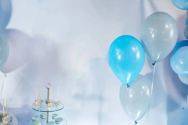 Fundo Festivo Com Balões Azuis Transparentes Sobremesas Macarons Pops Bolo — Fotografia de Stock