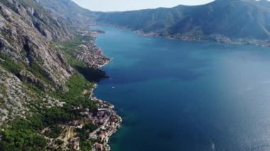 Akdeniz 'in Boka Körfezi kıyısındaki eski Kotor Montenegro kasabasının hava manzarası. Tatil yeri ve Avrupa 'da turist tuzağı. Güneşli bir yaz gününde İHA görüntüsü