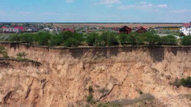 Ukrayna 'nın Odessa yakınlarındaki Karadeniz kıyısının insansız hava aracı görüntüsü. Deniz kıyısında heyelan bölgesi olan bir yer. Harabe sahil, sahil, tehlike noktası, deprem. Kamera yana hareket ediyor