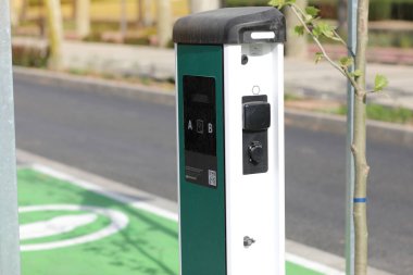Şarj istasyonu EV bataryası. Elektrikli araba veya araçları şarj etmek için. Otoparkın şarj noktası. Temiz enerji. Otoparkın şarj noktası. Gelecekteki ulaşım teknolojisi.
