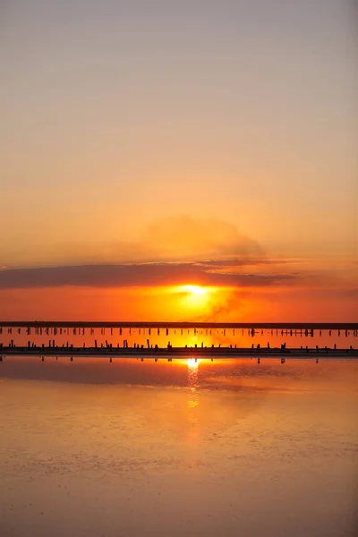 Pomarańczowy Zachód Słońca Dramatyczne Majestatyczne Niebo Nad Plażą Odbiciem Słońca — Zdjęcie stockowe