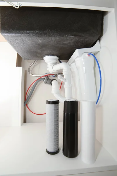 飲料状態に家の水ろ過システム 逆浸透圧 台所のシンクの下で形成されたポリプロピレン 粒状および練炭炭素のフィルターカートリッジ 設置又は取替え — ストック写真