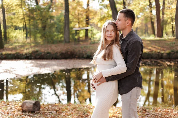 Familiedag Stijlvol Huwelijk Zwanger Koppel Wachtend Baby Man Knuffelt Raakt — Stockfoto