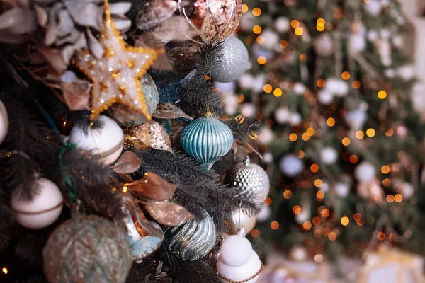 Közelről Kilátás Csillogó Fenyő Ágak Díszített Fényes Ezüst Kék Csecsebecse — Stock Fotó