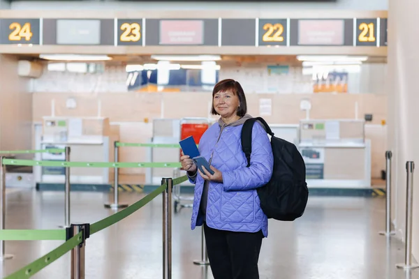 Middle Aged Woman Traveler Backpack Holds Passport Uses Cellphone Public — Stock Photo, Image