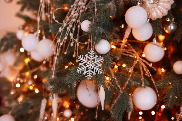 Közelről Kilátás Karácsonyfa Ágak Stílusos Fényes Fehér Baubles Labdák Modern — Stock Fotó