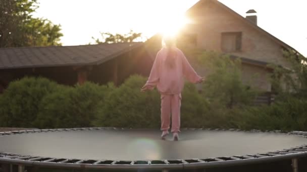Menina Pequena Feliz Divertindo Salta Trampolim Livre Quintal Casa Dia — Vídeo de Stock