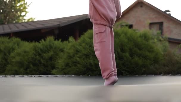 Szczęśliwa Dziewczynka Bawiąca Się Skacząca Trampolinie Świeżym Powietrzu Podwórku Domu — Wideo stockowe