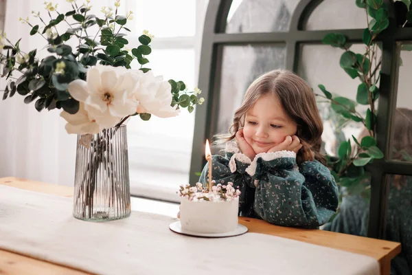 Дитяча Вечірка День Народження Чарівна Маленька Дівчинка Сидить Столом Тортами — стокове фото