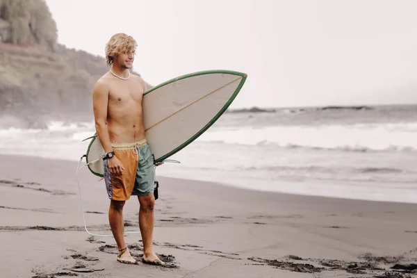 Fit Młody Surfer Człowiek Kręconymi Blond Włosy Deską Surfingową Idzie — Zdjęcie stockowe