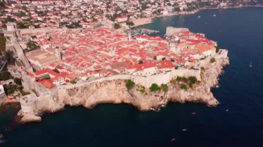 Hırvatistan 'ın Dubrovnik eski tarihi kenti ve Adriyatik denizinin çatılarının havadan görünüşü. UNESCO Dünya Mirası sitesi, ünlü turistik mekan. Tatil ve macera.