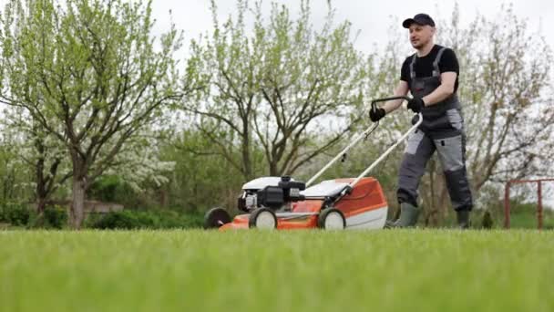 Professional Gardener Protective Apparel Mowing Green Grass Lawn Using Modern — Stock Video