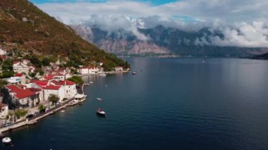 Karadağ 'ın Kotor, Cattaro ve Kotor körfezi kıyı kentleri Boka Kotorska' nın üzerinde. Avrupa 'nın en ünlü tatil beldesi. İnsansız hava aracı Adriyatik fiyortu üzerinde uçuyor