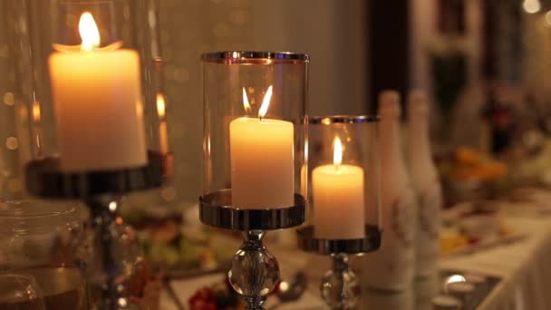 Banquete Hall Interior Detalhes Luxo Velas Queimando Vidro Castiçal Cristal — Vídeo de Stock