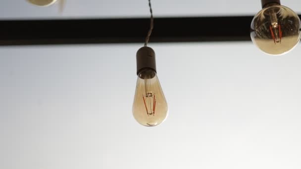 Desligado Lâmpada Elétrica Redonda Com Vidro Escuro Está Pendurado Teto — Vídeo de Stock