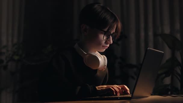 Video Oyunları Kumar Bağımlılığı Yoğunlaşmış Ergen Çocuk Karanlık Bir Odada — Stok video