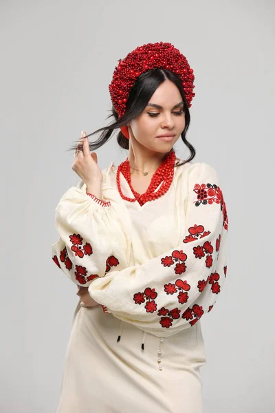 День Вышыванки Украине Красивая Молодая Брюнетка Одетая Украинскую Традиционную Этническую — стоковое фото