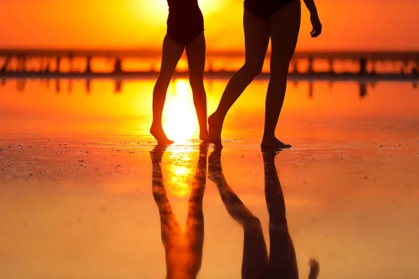 Sommerferien Zugeschnittenes Foto Von Silhouette Beine Mutter Und Kind Tochter — Stockfoto
