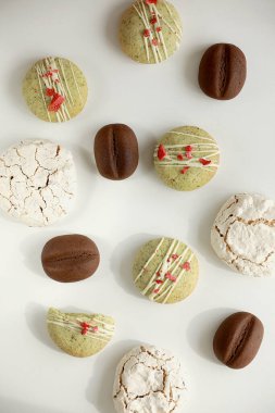 Beyaz arka planda ev yapımı zencefilli kurabiye, kibrit, süblimleşmiş çilek ve vanilyalı krema karışımı. Şeker, glüten ve laktozsuz vejetaryen