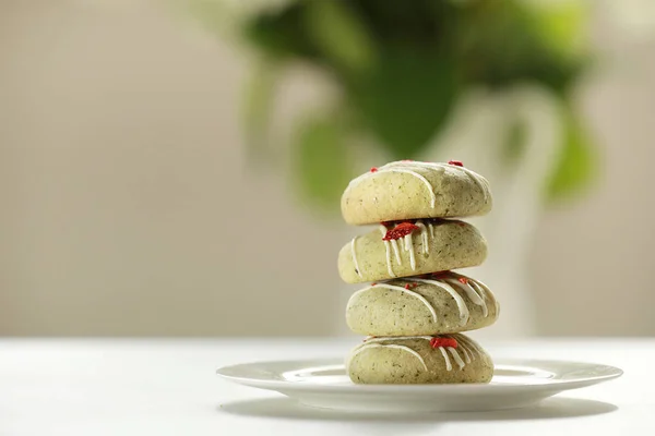 Stapelweise Leckere Hausgemachte Pfefferkuchen Mit Matcha Verzierten Sublimierten Erdbeeren Und — Stockfoto