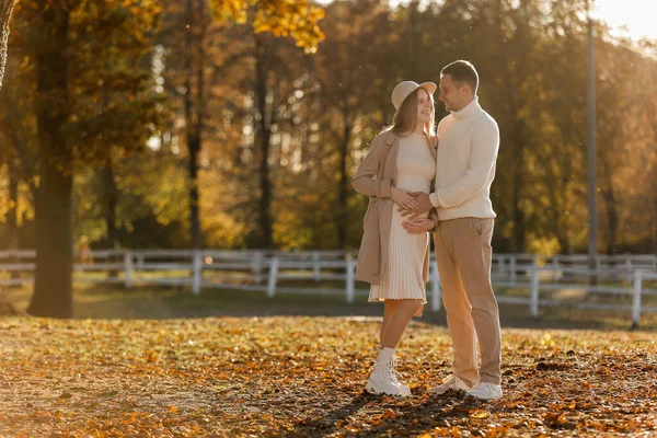 若いスタイリッシュなカップル愛好家は 秋の公園で抱き合ってキスしています 恋に男と女の間に素敵なロマンチックな瞬間 お互いを探しています 幸せな家族だ 幸福の概念 — ストック写真