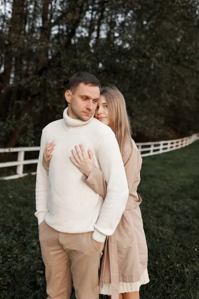 Jong Gelukkig Romantisch Zwanger Paar Loopt Hand Hand Buiten Herfst — Stockfoto