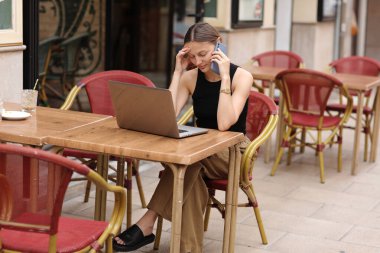 Başarılı bir genç kız öğrenci olan serbest çalışan, çalışmalar sırasında internet üzerinden kafede uzaktan bilgisayarla iletişim kurma stresi yaşıyor. Uzaktan çalışma kavramı, dijital serbest.