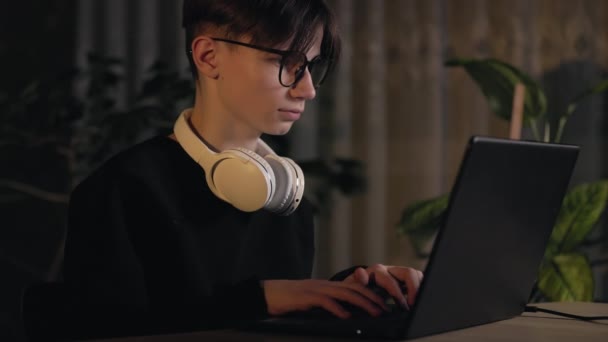 Videospelletjes Gokken Verslaving Geconcentreerde Tiener Jongen Speelt Een Computer Shooter — Stockvideo