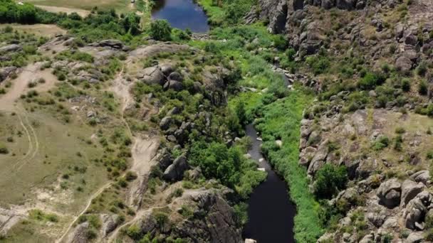 乌克兰Mykolaiv地区Mertvovod河Aktovsky峡谷鸟瞰 夏天阳光明媚的日子里 浅浅的河流在峡谷的底部 在环境中流淌着青翠的山崖 — 图库视频影像
